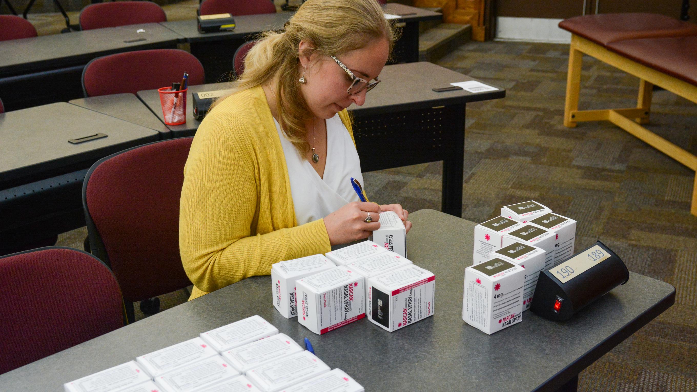 Hannah DePoy-Pratt works on Narcan training as a VCOM-Virginia student in 2019