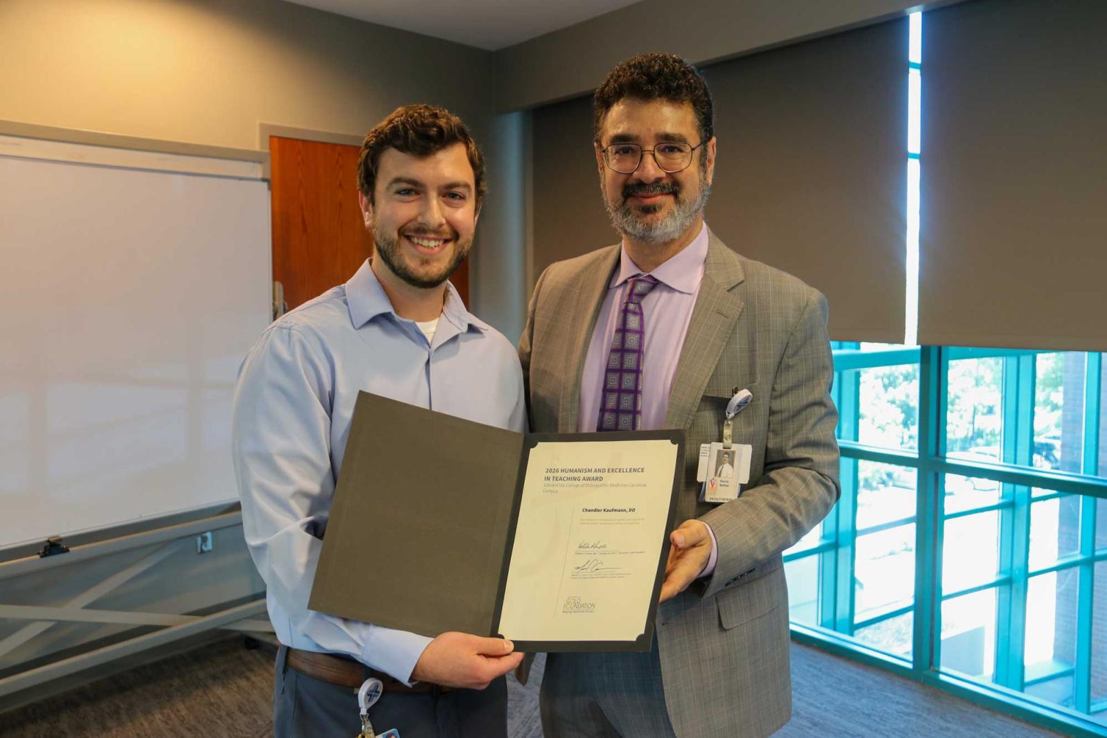 Dr. Sahhar presenting Dr. Kaufmann with a certificate