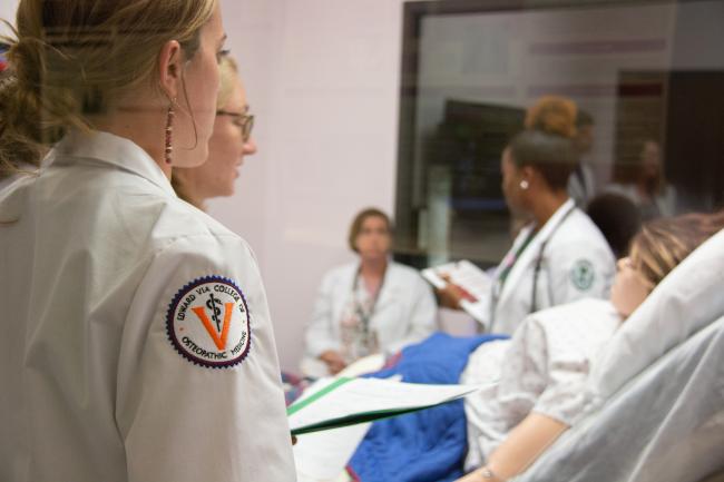 Medical students participate in a Sim Center program.