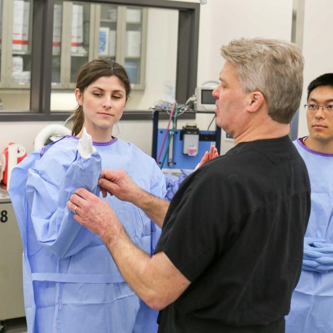 Surgery scrubs student with faculty