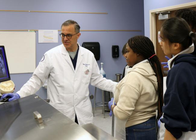 VCOM-Auburn faculty talking with SEE students in a lab