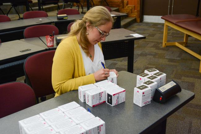 Hannah DePoy-Pratt works on Narcan training as a VCOM-Virginia student in 2019