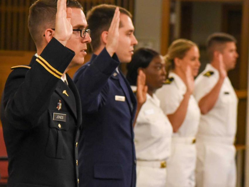 Student doctors taking an oath to serve in the US military as physicians
