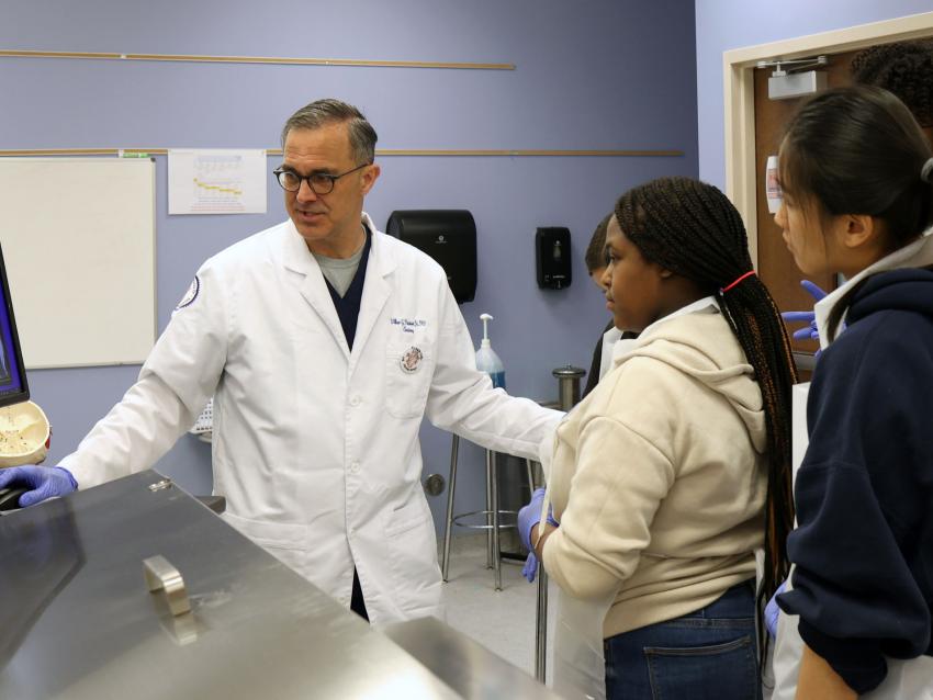 VCOM-Auburn faculty talking with SEE students in a lab