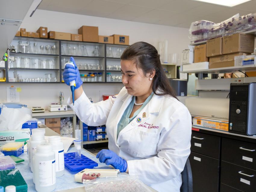 Delaney Yu working in a research lab.