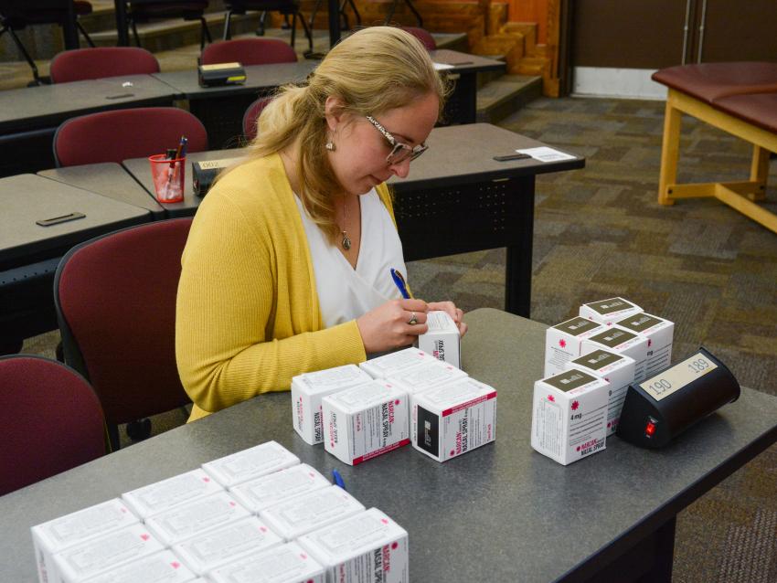 Hannah DePoy-Pratt works on Narcan training as a VCOM-Virginia student in 2019
