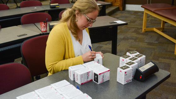 Hannah DePoy-Pratt works on Narcan training as a VCOM-Virginia student in 2019
